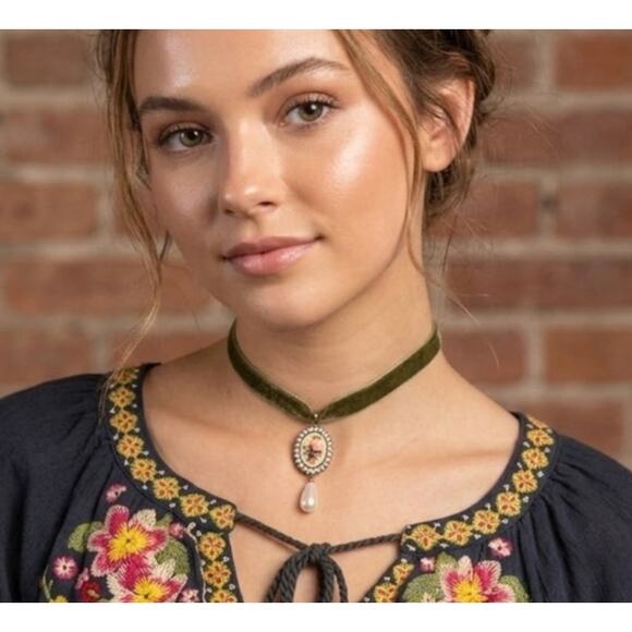 Handmade Jewelry - Handmade Victorian Style Rose and Pearl Drop Pendant Velvet Choker Necklace